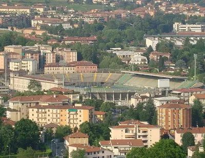 Toàn cảnh sân Gewiss Stadium của Atalanta tại Bergamo, với khán đài đang được tu sửa