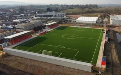 Toàn cảnh sân Meadow Park Gloucester City AFC từ trên cao, nhìn ra các khán đài và khu vực xung quanh.