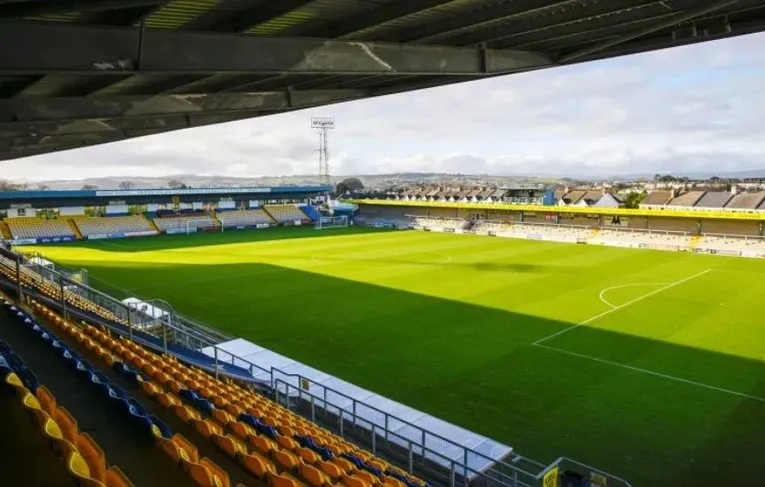 Toàn cảnh sân Plainmoor nhìn từ khán đài, nơi các CĐV Torquay United hòa mình vào trận đấu.