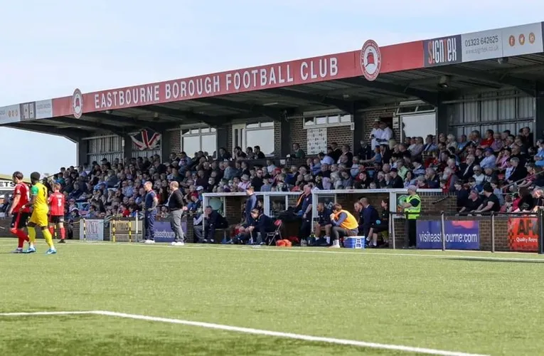 Toàn cảnh sân Priory Lane rộn ràng không khí ngày thi đấu của Eastbourne Borough FC