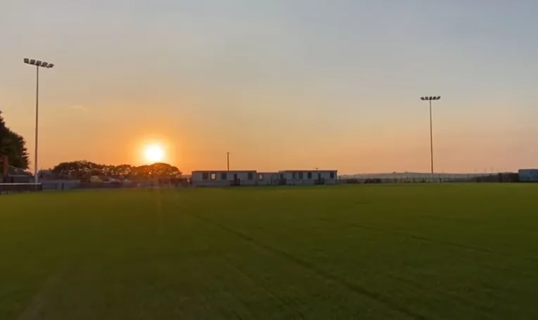 Toàn cảnh sân Truro Sports Hub vào lúc hoàng hôn rực rỡ