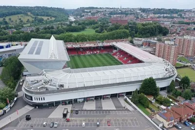Toàn cảnh sân vận động Ashton Gate nhìn từ trên cao, biểu tượng của Bristol City FC