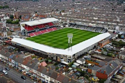 Toàn cảnh sân vận động Blundell Park nhìn từ trên cao, thể hiện kiến trúc cổ kính và vị trí tại Cleethorpes.