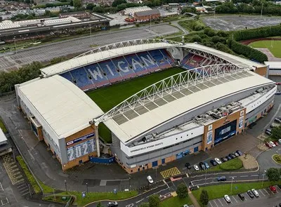 Toàn cảnh sân vận động Brick Community (DW Stadium) nhìn từ trên cao, biểu tượng của Wigan Athletic và Wigan Warriors