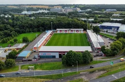 Toàn cảnh sân vận động Broadhall Way của Stevenage FC nhìn từ trên cao, thể hiện quy mô và vị trí địa lý