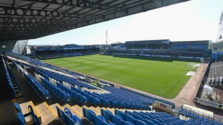 Toàn cảnh sân vận động Brunton Park nhìn từ khán đài