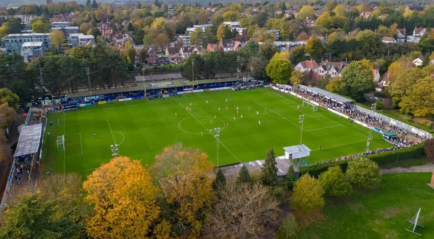 Toàn cảnh sân vận động Clarence Park nhìn từ trên cao, cho thấy sự hòa hợp với công viên Victoria