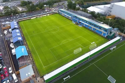 Toàn cảnh sân vận động Damson Park nhìn từ trên cao, sân nhà của Solihull Moors FC, thể hiện sự giản dị và gần gũi của bóng đá hạng dưới Anh.