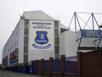 Toàn cảnh sân vận động Goodison Park từ trên cao với kiến trúc cổ kính