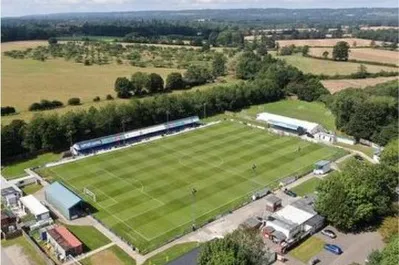 Toàn cảnh Sân vận động Longmead nhìn từ trên cao, sân nhà của câu lạc bộ Tonbridge Angels.
