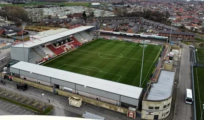 Toàn cảnh sân vận động Mazuma Mobile, sân nhà hiện đại của Morecambe FC.