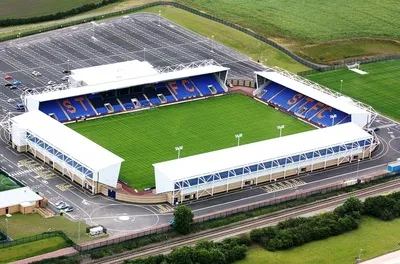 Toàn cảnh sân vận động New Meadow nhìn từ trên cao, biểu tượng mới của Shrewsbury Town.