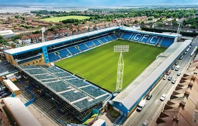 Toàn cảnh sân vận động Priestfield nhìn từ trên cao, cho thấy tổng thể kiến trúc và không gian xung quanh sân nhà của Gillingham FC.