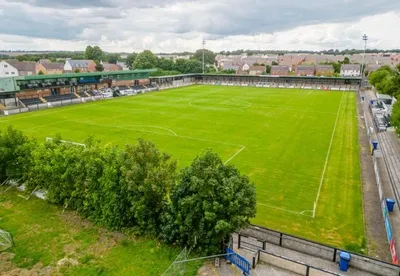 Toàn cảnh sân vận động Raymond McEnhill, tổ ấm của Salisbury FC