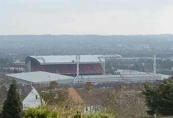 Toàn cảnh sân vận động Selhurst Park, sân nhà lịch sử của Crystal Palace.