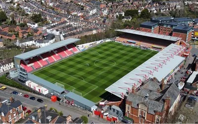 Toàn cảnh sân vận động St. James Park Exeter nhìn từ trên cao, thể hiện quy mô và kiến trúc đặc trưng của sân nhà Exeter City FC.