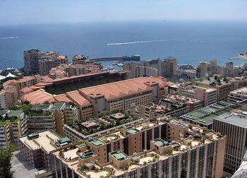 Toàn cảnh sân vận động Stade Louis II nhìn từ trên cao với kiến trúc độc đáo và đường chạy điền kinh