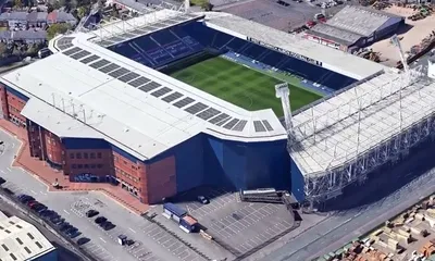 Toàn cảnh sân vận động The Hawthorns nhìn từ trên cao, mái nhà của West Bromwich Albion.