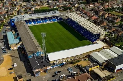 Toàn cảnh Sân vận động Weston Homes (London Road) nhìn từ trên cao, biểu tượng của Peterborough United