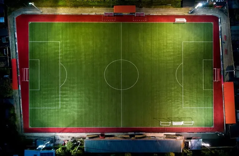 Toàn cảnh sân vận động Woodside Road của Worthing FC nhìn từ trên cao, thể hiện kiến trúc đặc trưng của bóng đá cấp thấp Anh