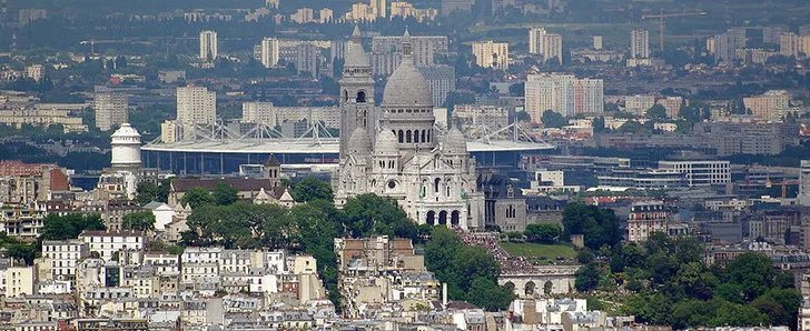 Toàn cảnh Stade de France và nhà thờ Sacré-Cœur ở hậu cảnh, vẻ đẹp của Saint-Denis