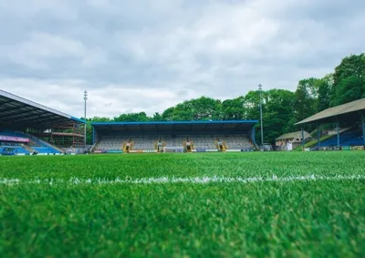 Toàn cảnh The Shay Stadium, sân nhà của FC Halifax Town, nhìn từ phía ngoài