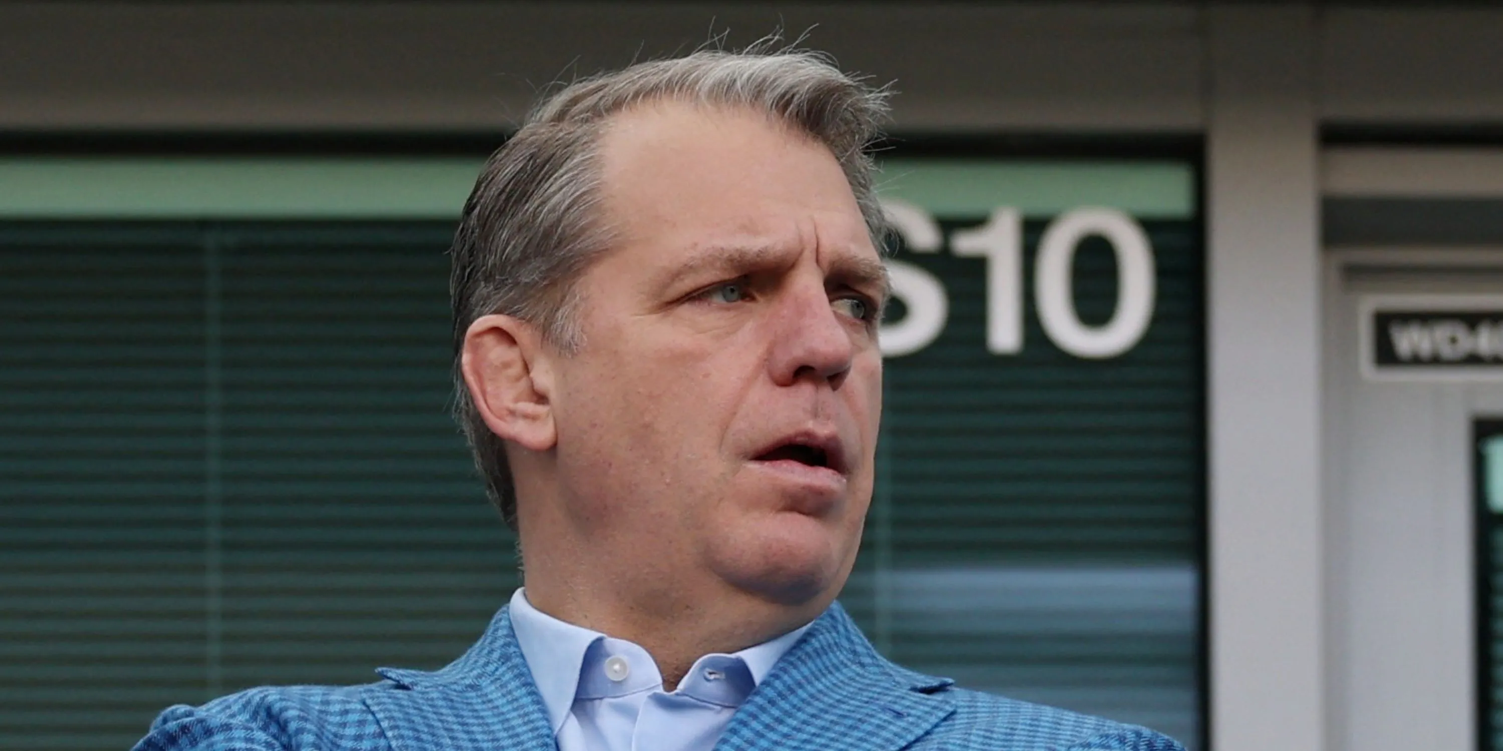 Todd Boehly và ban lãnh đạo Chelsea tính toán tài chính cho thị trường chuyển nhượng Premier League
