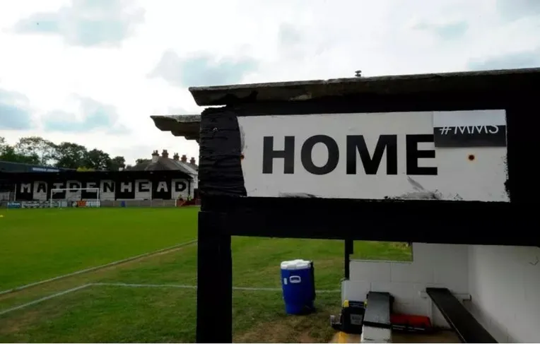 Tổng quan các khán đài tại sân York Road của Maidenhead United