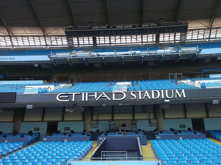 Tổng quan toàn cảnh sân vận động Etihad từ trên cao mái nhà của Manchester City