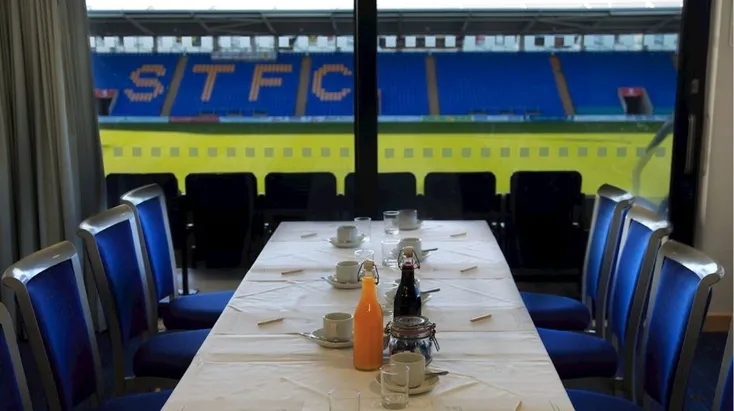 Trải nghiệm gói dịch vụ Hospitality sang trọng tại sân Croud Meadow của Shrewsbury Town.