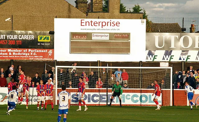 Trận đấu giữa Dagenham &amp; Redbridge và Bury trên sân Victoria Road