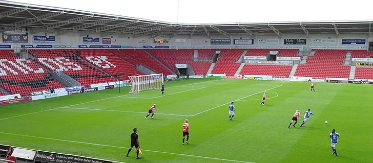 Trận đấu giữa Doncaster Rovers Belles LFC và Birmingham City LFC tại sân Eco-Power, minh chứng cho tính đa năng của sân.