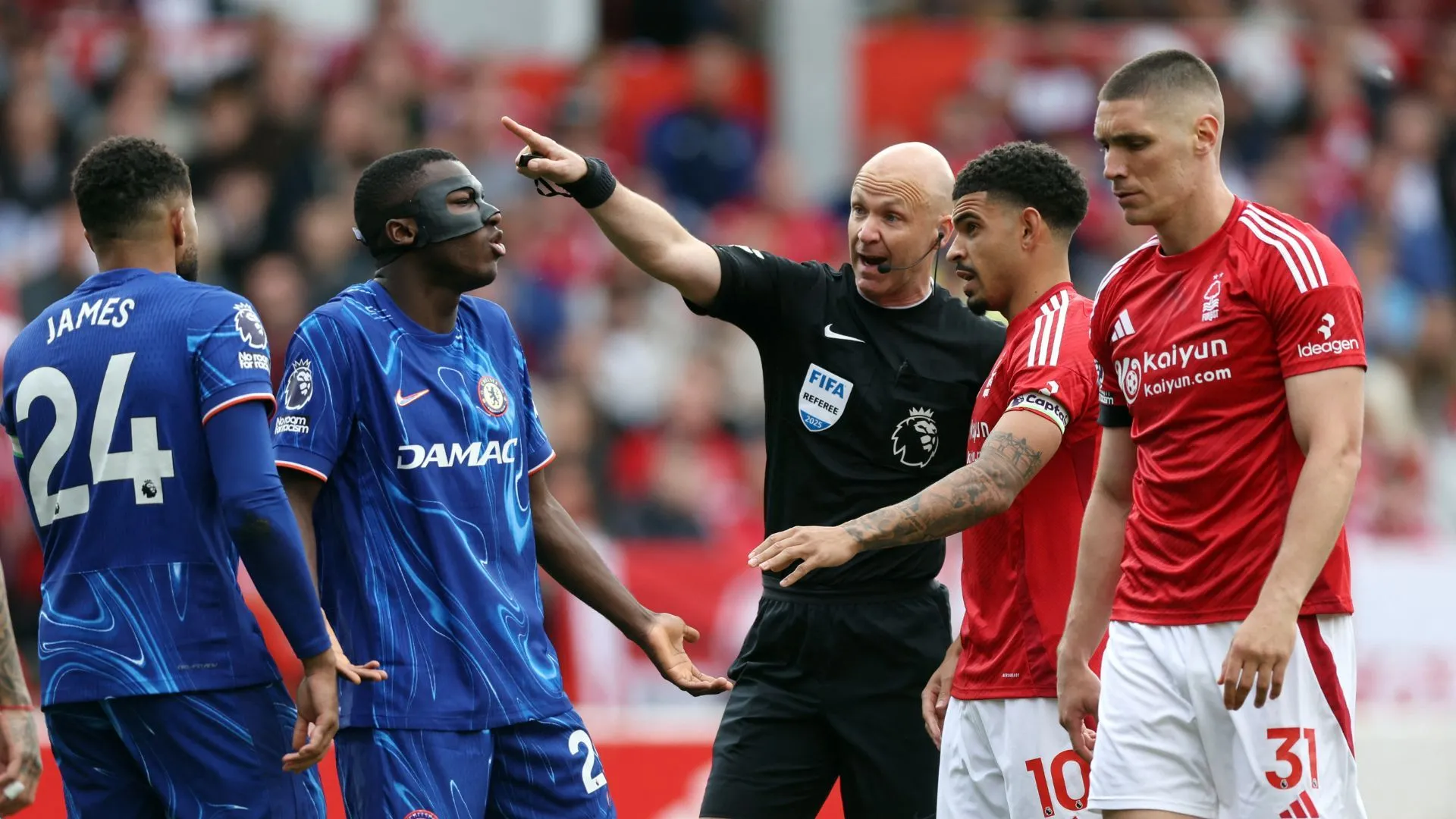 Trọng tài Ngoại hạng Anh Anthony Taylor làm nhiệm vụ trên sân
