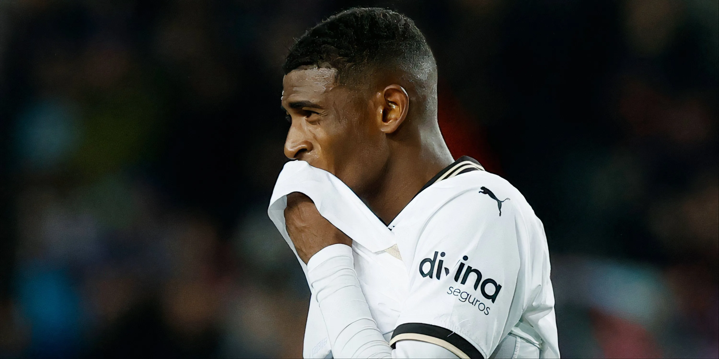 Trung vệ trẻ Cristhian Mosquera trong màu áo Valencia, sẵn sàng gia nhập Arsenal.