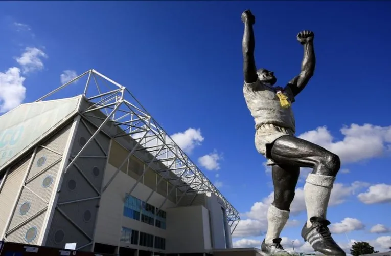 Tượng Billy Bremner, biểu tượng của sự kiên cường và lòng trung thành tại sân Elland Road.