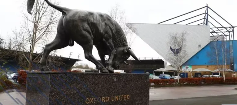 Tượng bò Olli, linh vật biểu tượng bên ngoài sân Kassam Stadium
