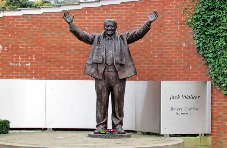 Tượng cố chủ tịch Jack Walker uy nghi bên ngoài sân Ewood Park, biểu tượng thành công của Blackburn