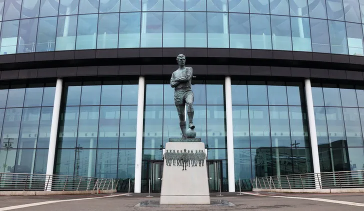 Tượng đài Bobby Moore đứng trang nghiêm trước sân Wembley