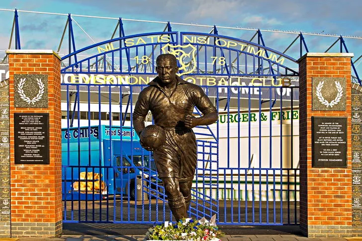 Tượng đài Dixie Dean bên ngoài sân Goodison Park, biểu tượng của Everton