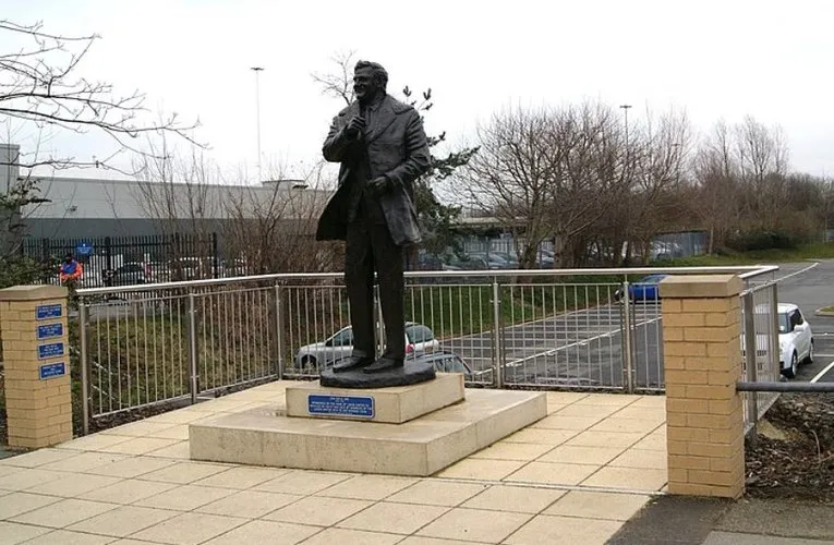 Tượng đài Don Revie bên ngoài sân Elland Road, tưởng nhớ người kiến tạo thời kỳ vàng son của Leeds United.