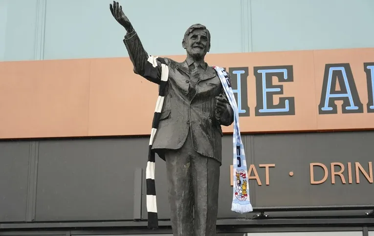 Tượng đài Jimmy Hill huyền thoại bên ngoài sân Coventry City