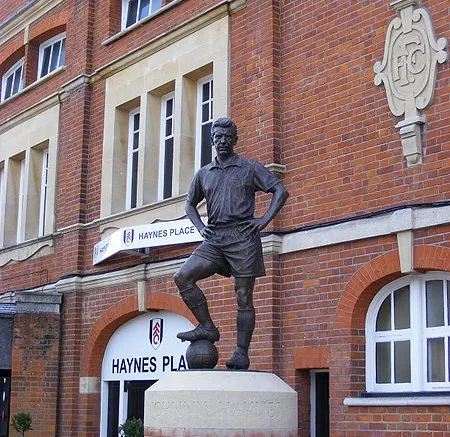 Tượng đài Johnny Haynes bên ngoài sân Craven Cottage