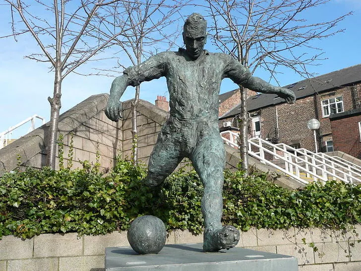 Tượng Jackie Milburn tại St. James' Park, vinh danh huyền thoại Newcastle United