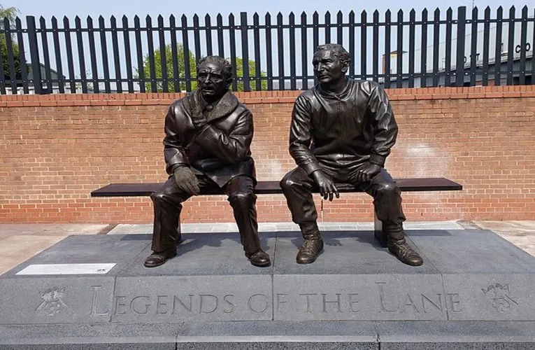 Tượng Jimmy Sirrel và Jack Weaver bên ngoài sân Meadow Lane