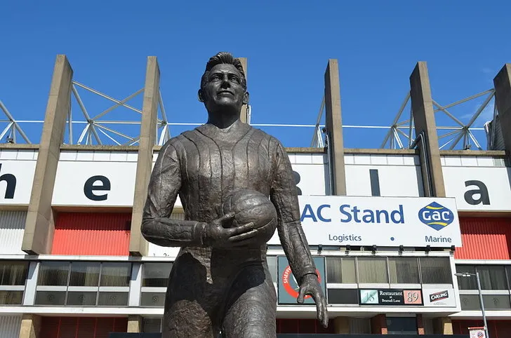 Tượng Joe Shaw, huyền thoại có số lần ra sân nhiều nhất cho Sheffield United, đặt tại sân Bramall Lane.