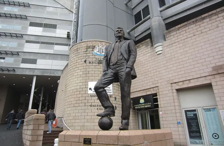 Tượng Sir Bobby Robson tại sân nhà Newcastle, biểu tượng của sự kính trọng và niềm tự hào