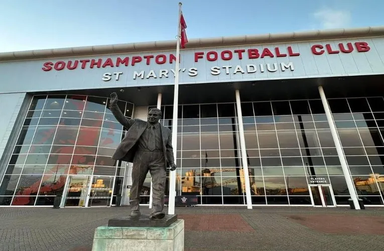 Tượng Ted Bates bên ngoài St Mary's