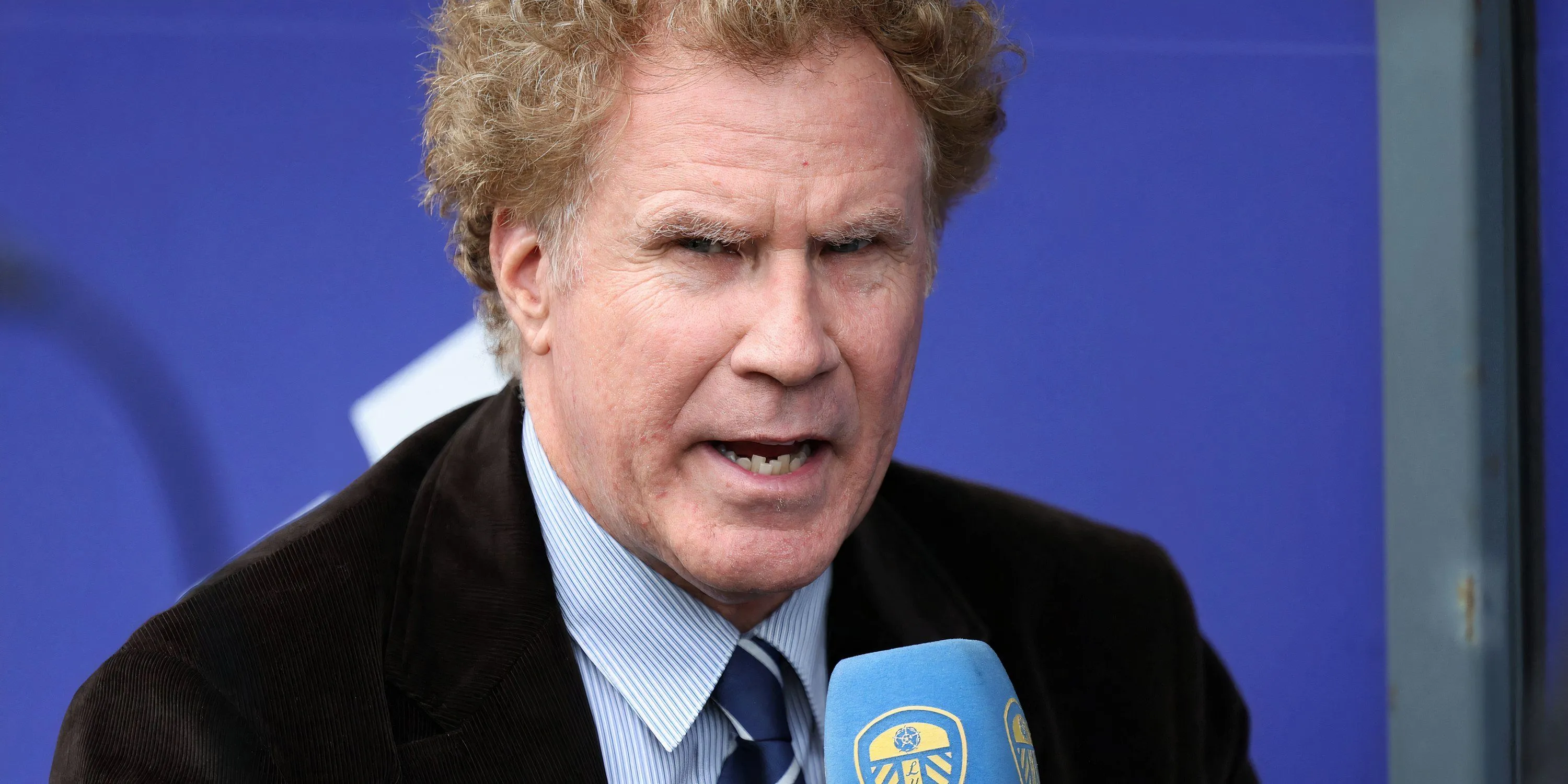 Will Ferrell tươi cười trong trang phục Leeds United, thể hiện niềm tự hào là một trong những người nổi tiếng sở hữu câu lạc bộ bóng đá này.