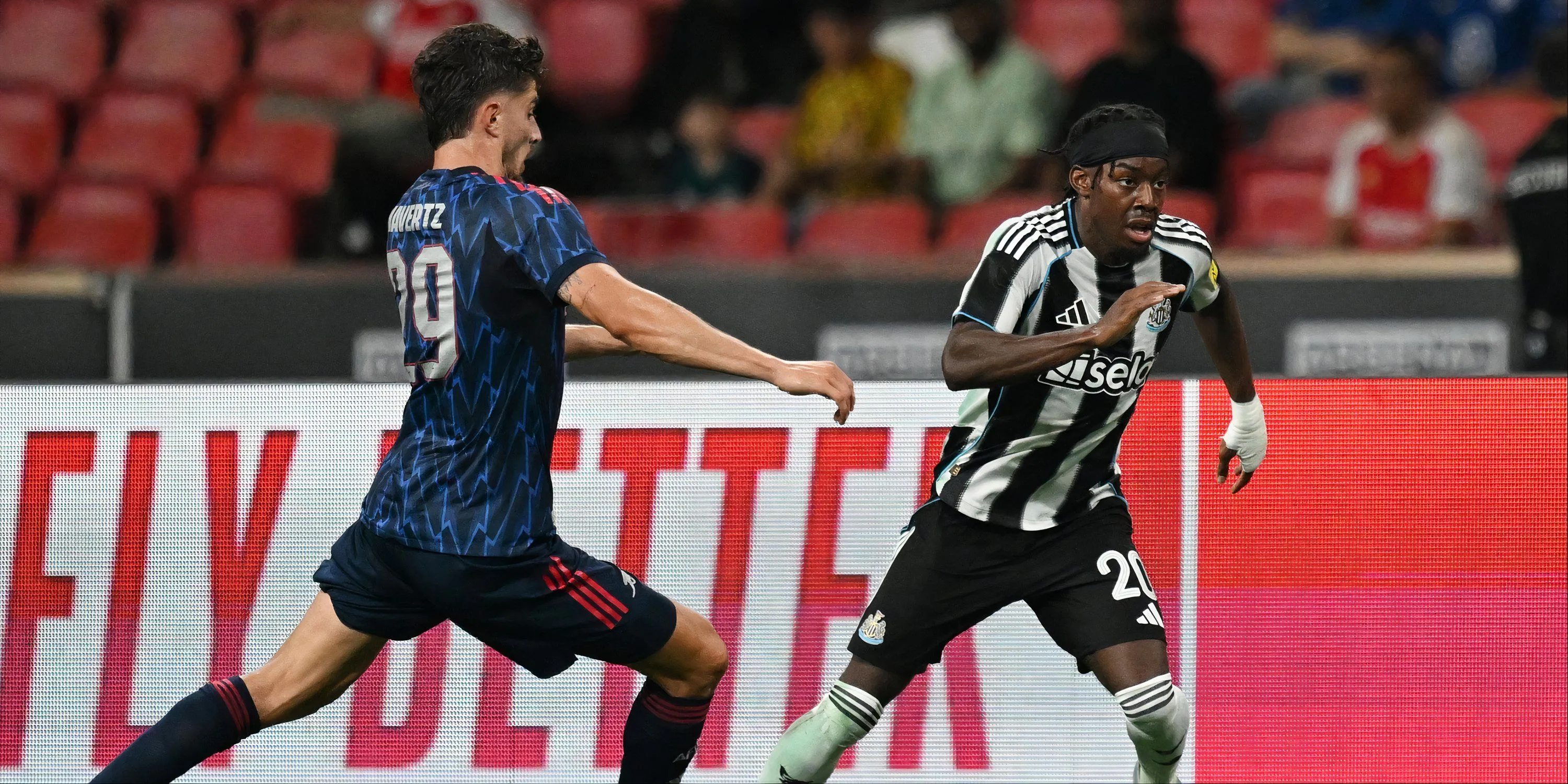 Anthony Elanga (Nottingham Forest) và Kai Havertz (Arsenal) trong một trận đấu Premier League, ví dụ về lối chơi phối hợp với tiền đạo mục tiêu