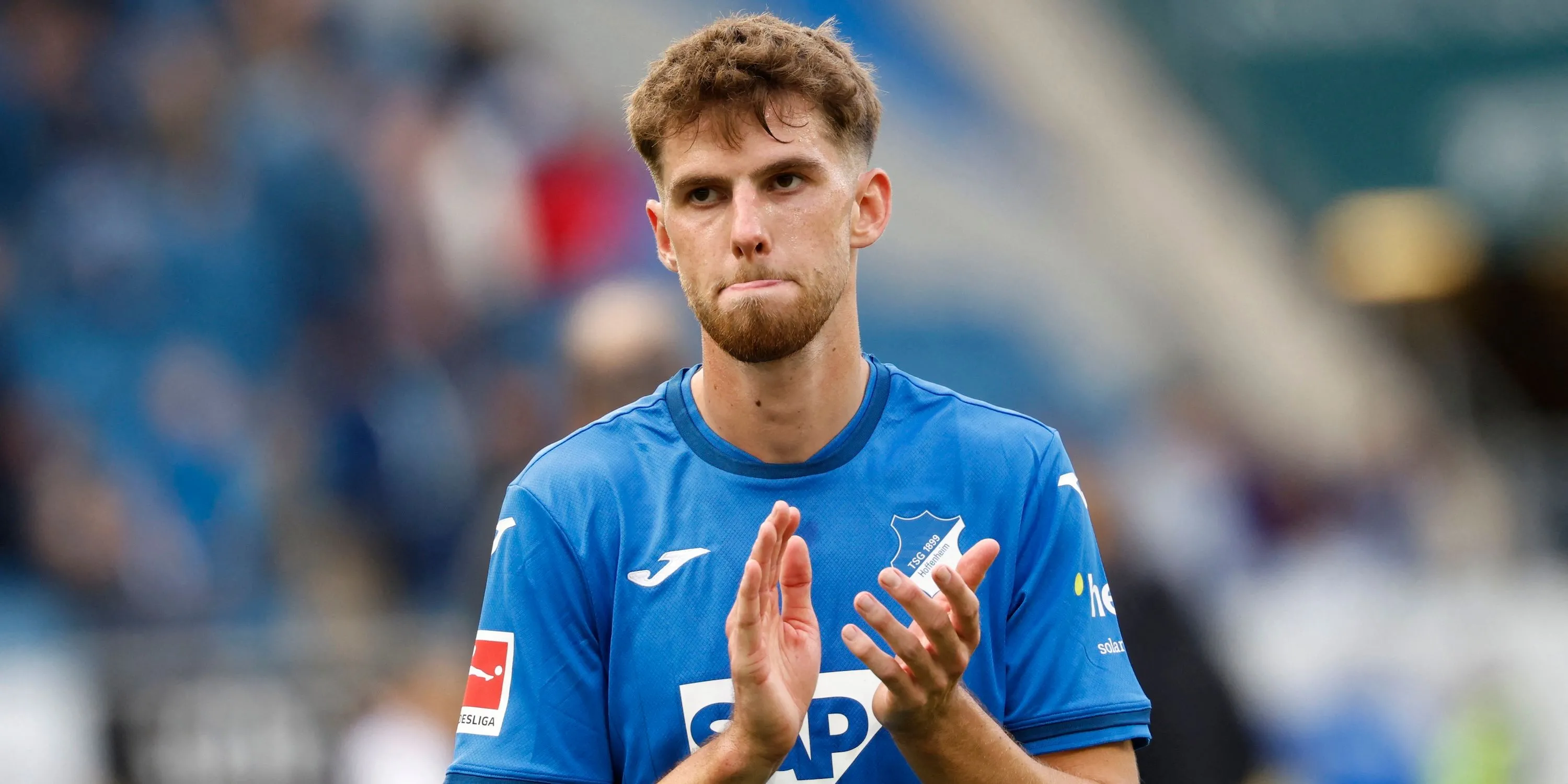 Anton Stach, tiền vệ phòng ngự mới của Leeds United, đang thể hiện khả năng trên sân.